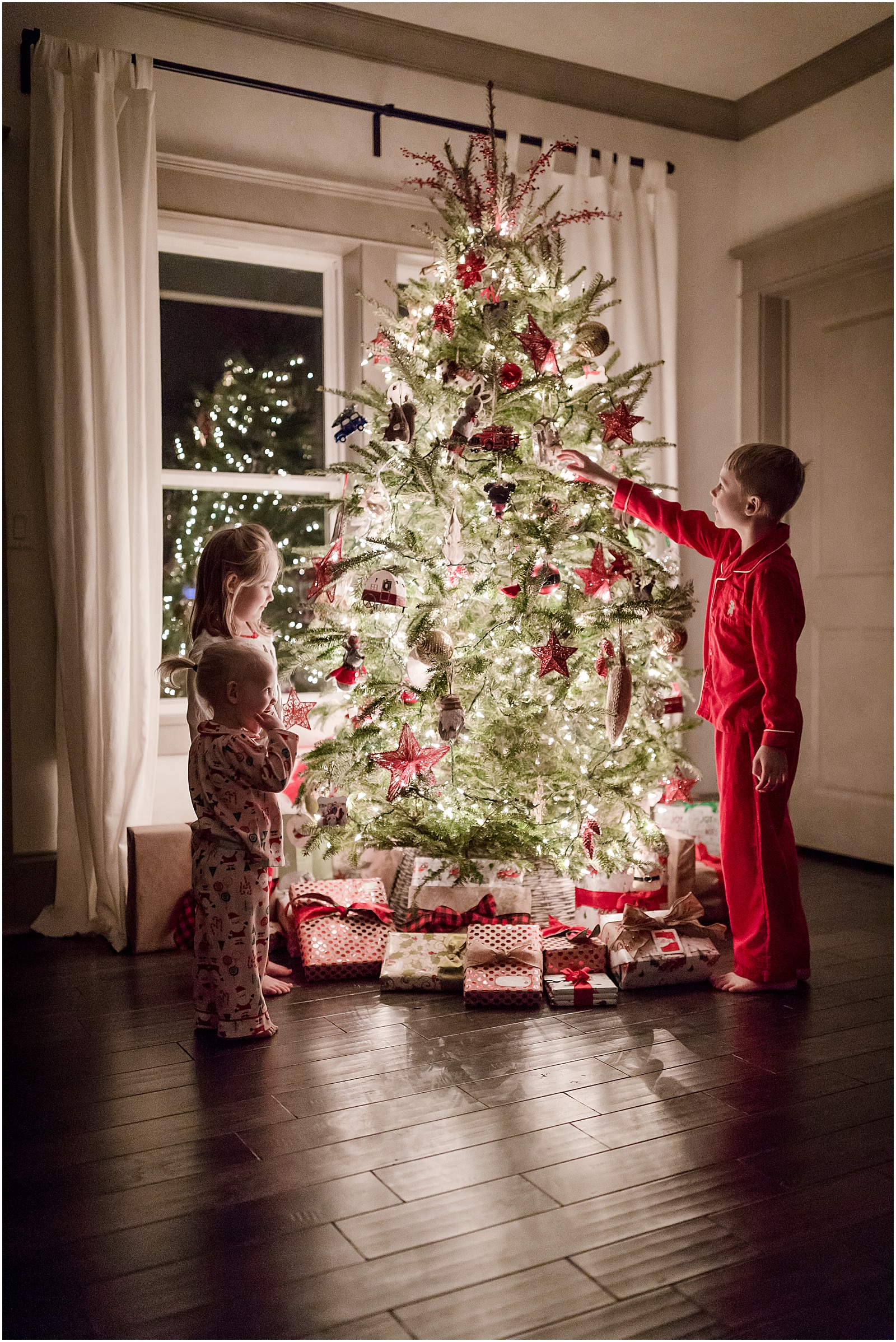 photos by the Christmas tree, children around the christmas tree