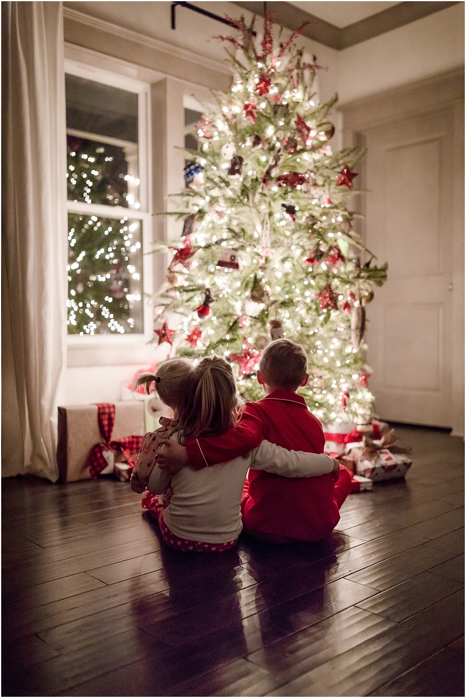 photos by the Christmas tree, children around the christmas tree