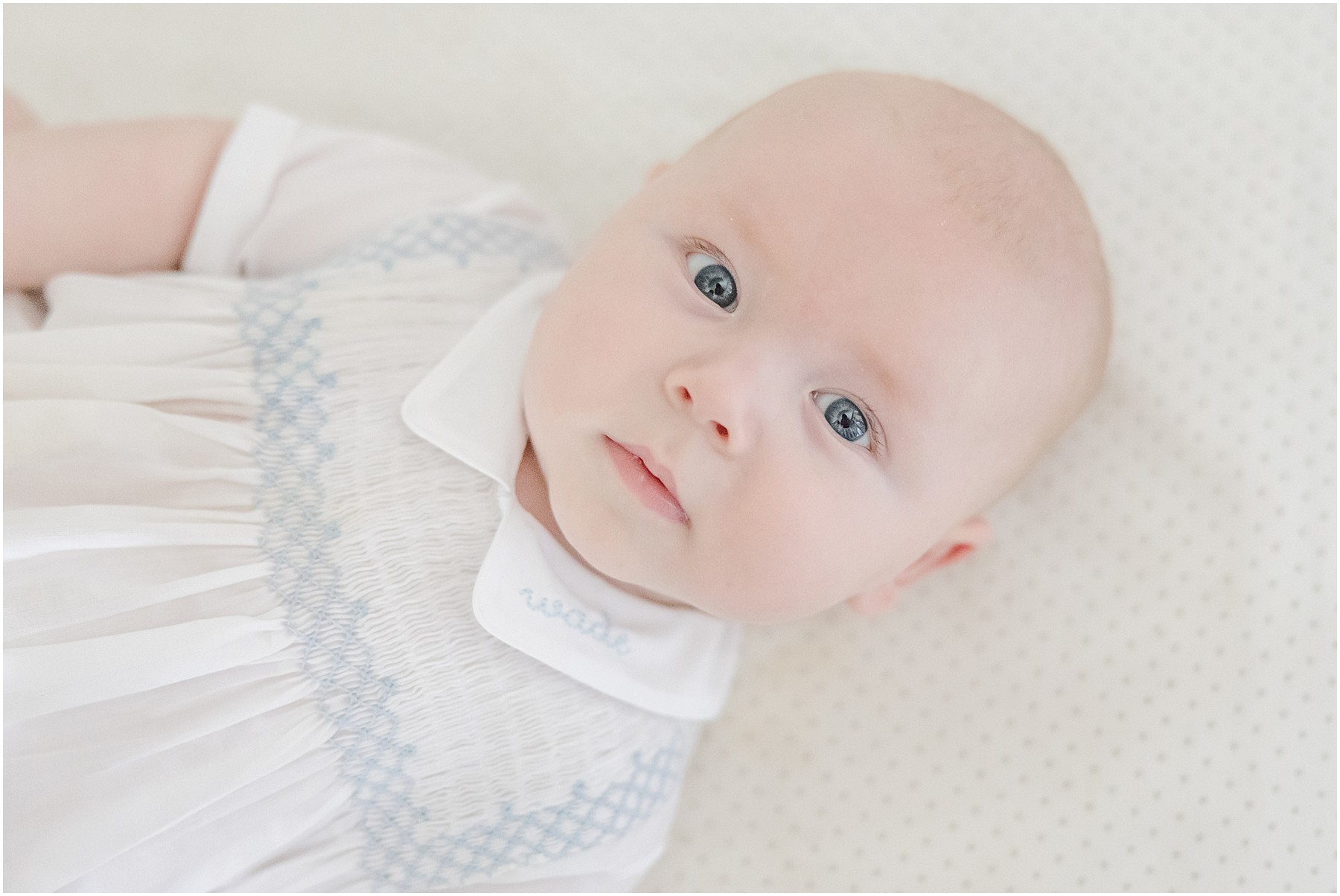 Portrait of a baby with blue eyes by Greenville in home photographer